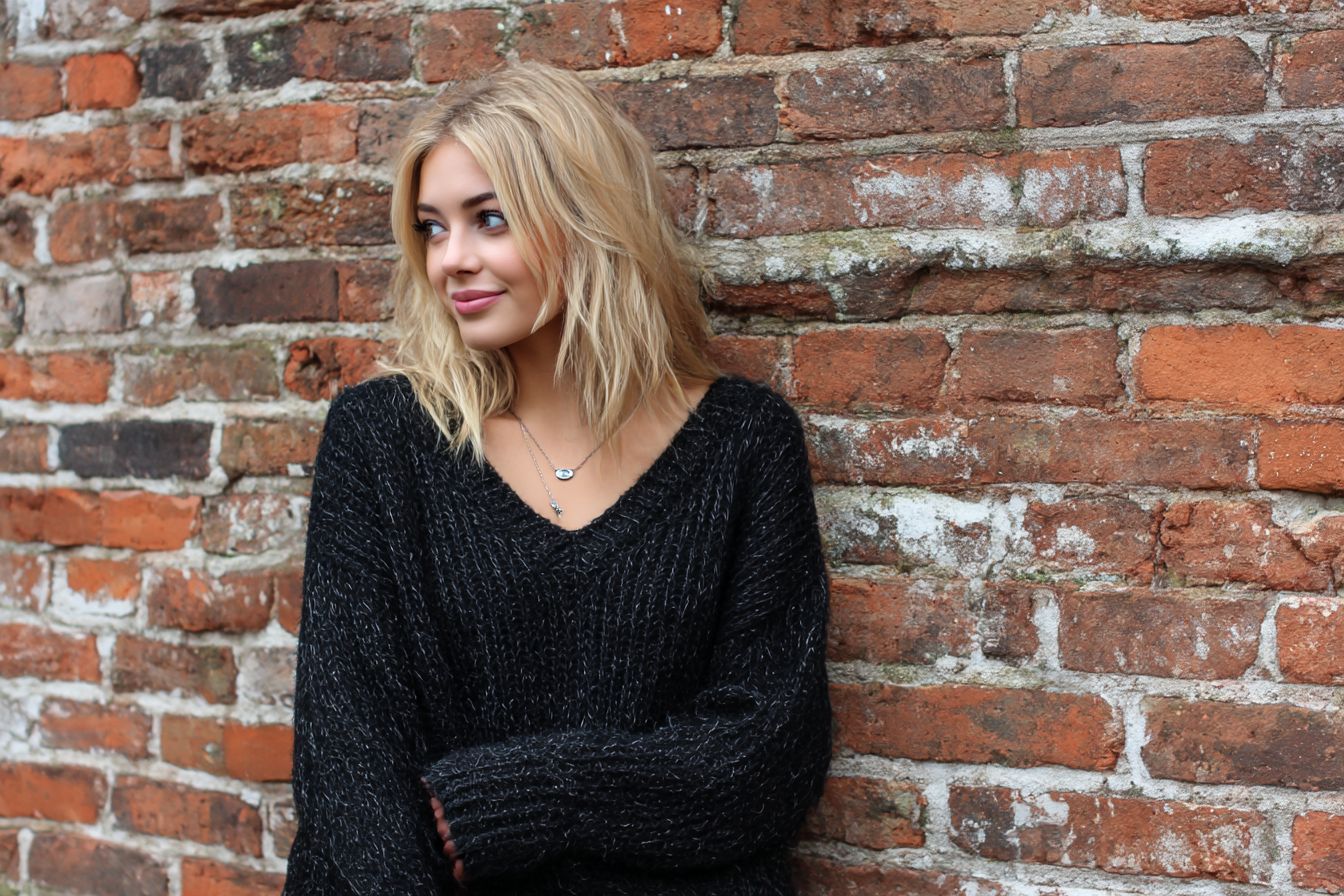 V_Neck_Jumpers_Under_30_The_Face_Flattering_Essential.womens__913d0d9b-5f51-4079-b476-250508aaecd2_1